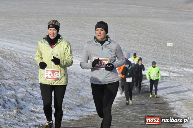Zdjęcie w galerii na portalu naszraciborz.pl: III Bieg Nadodrzański. Mróz niestraszny biegaczom. Złoto dla Łukasza Skwareckiego  wiadomości z regionu