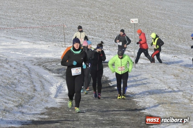 Zdjęcie w galerii na portalu naszraciborz.pl: III Bieg Nadodrzański. Mróz niestraszny biegaczom. Złoto dla Łukasza Skwareckiego  wiadomości z regionu