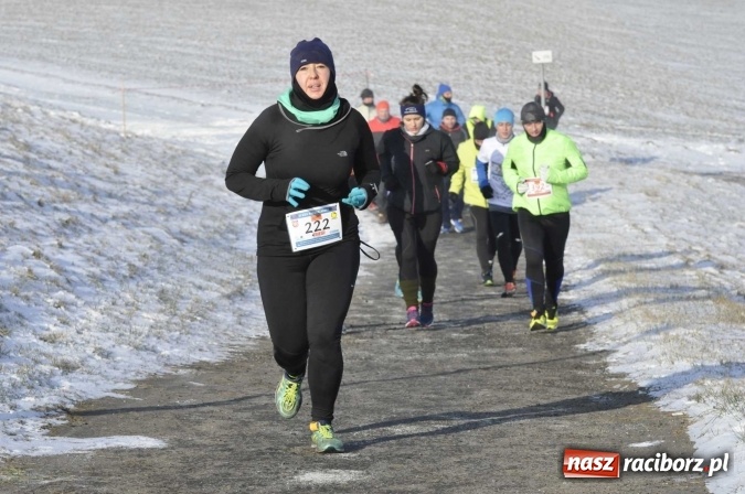 Zdjęcie w galerii na portalu naszraciborz.pl: III Bieg Nadodrzański. Mróz niestraszny biegaczom. Złoto dla Łukasza Skwareckiego  wiadomości z regionu