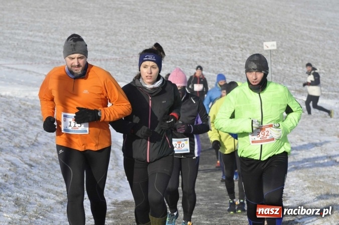 Zdjęcie w galerii na portalu naszraciborz.pl: III Bieg Nadodrzański. Mróz niestraszny biegaczom. Złoto dla Łukasza Skwareckiego  wiadomości z regionu
