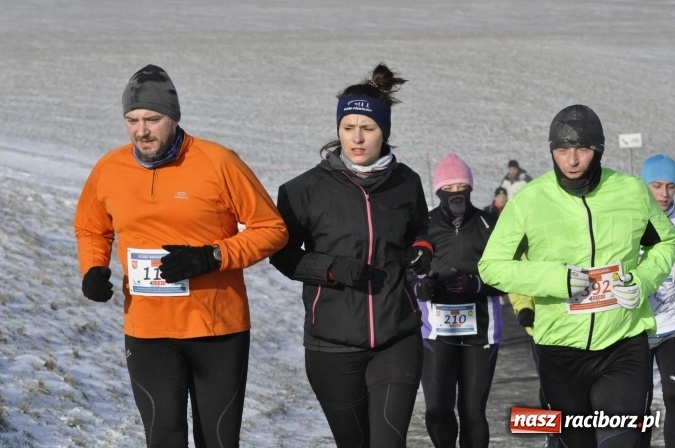 Zdjęcie w galerii na portalu naszraciborz.pl: III Bieg Nadodrzański. Mróz niestraszny biegaczom. Złoto dla Łukasza Skwareckiego  wiadomości z regionu