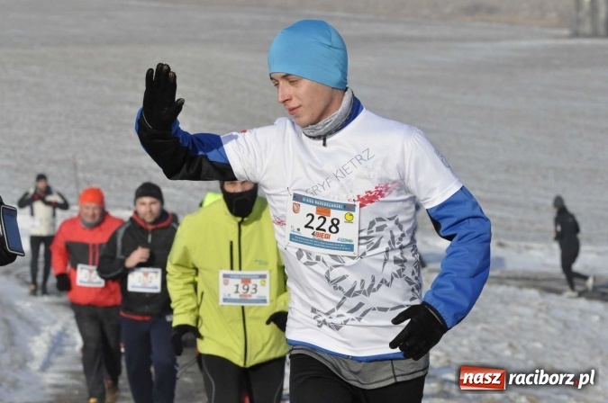 Zdjęcie w galerii na portalu naszraciborz.pl: III Bieg Nadodrzański. Mróz niestraszny biegaczom. Złoto dla Łukasza Skwareckiego  wiadomości z regionu