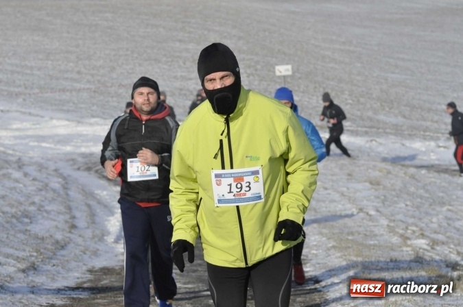 Zdjęcie w galerii na portalu naszraciborz.pl: III Bieg Nadodrzański. Mróz niestraszny biegaczom. Złoto dla Łukasza Skwareckiego  wiadomości z regionu