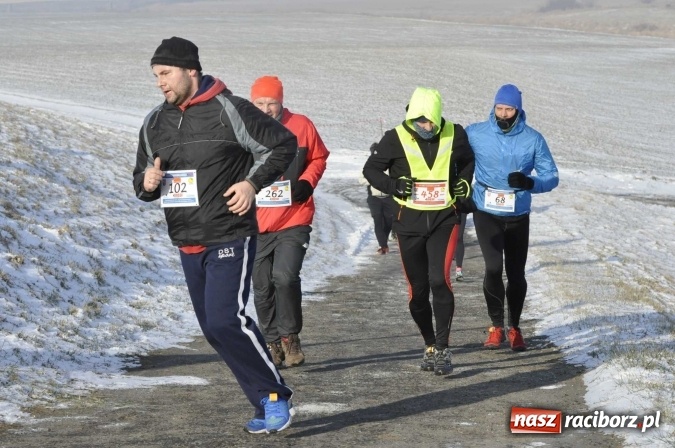Zdjęcie w galerii na portalu naszraciborz.pl: III Bieg Nadodrzański. Mróz niestraszny biegaczom. Złoto dla Łukasza Skwareckiego  wiadomości z regionu