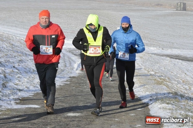 Zdjęcie w galerii na portalu naszraciborz.pl: III Bieg Nadodrzański. Mróz niestraszny biegaczom. Złoto dla Łukasza Skwareckiego  wiadomości z regionu