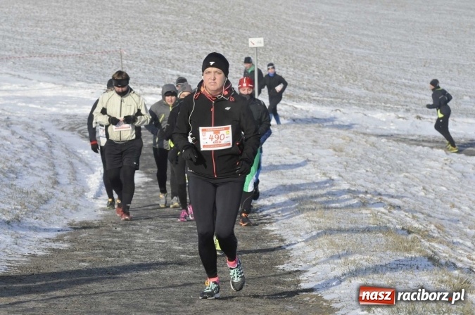 Zdjęcie w galerii na portalu naszraciborz.pl: III Bieg Nadodrzański. Mróz niestraszny biegaczom. Złoto dla Łukasza Skwareckiego  wiadomości z regionu