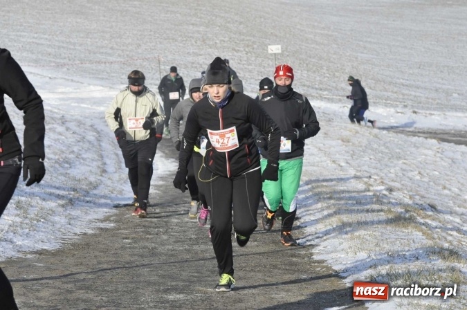 Zdjęcie w galerii na portalu naszraciborz.pl: III Bieg Nadodrzański. Mróz niestraszny biegaczom. Złoto dla Łukasza Skwareckiego  wiadomości z regionu