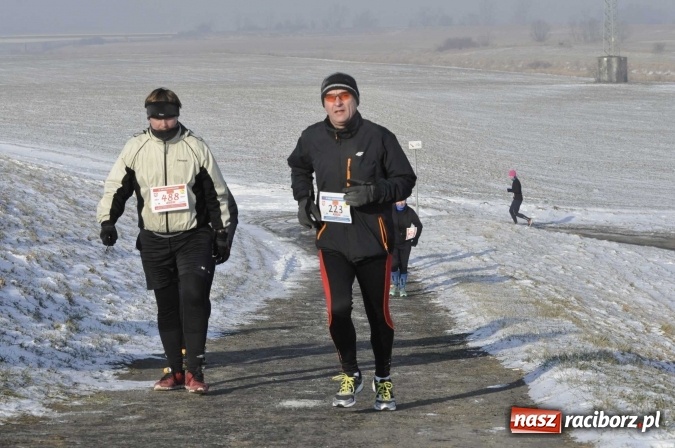 Zdjęcie w galerii na portalu naszraciborz.pl: III Bieg Nadodrzański. Mróz niestraszny biegaczom. Złoto dla Łukasza Skwareckiego  wiadomości z regionu