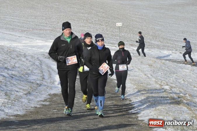 Zdjęcie w galerii na portalu naszraciborz.pl: III Bieg Nadodrzański. Mróz niestraszny biegaczom. Złoto dla Łukasza Skwareckiego  wiadomości z regionu