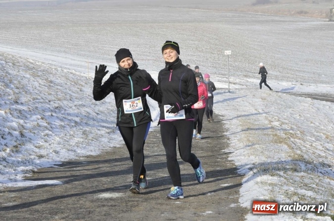 Zdjęcie w galerii na portalu naszraciborz.pl: III Bieg Nadodrzański. Mróz niestraszny biegaczom. Złoto dla Łukasza Skwareckiego  wiadomości z regionu