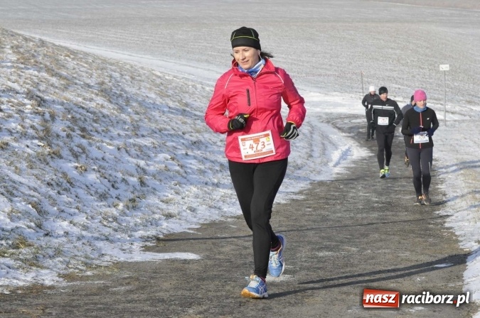 Zdjęcie w galerii na portalu naszraciborz.pl: III Bieg Nadodrzański. Mróz niestraszny biegaczom. Złoto dla Łukasza Skwareckiego  wiadomości z regionu