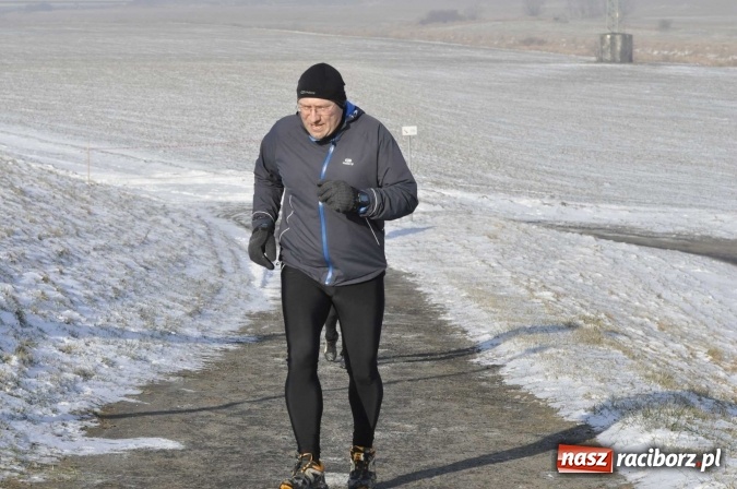 Zdjęcie w galerii na portalu naszraciborz.pl: III Bieg Nadodrzański. Mróz niestraszny biegaczom. Złoto dla Łukasza Skwareckiego  wiadomości z regionu