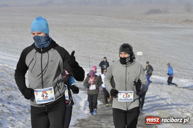Zdjęcie w galerii na portalu naszraciborz.pl: III Bieg Nadodrzański. Mróz niestraszny biegaczom. Złoto dla Łukasza Skwareckiego  wiadomości z regionu