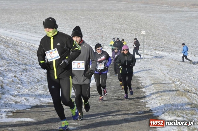 Zdjęcie w galerii na portalu naszraciborz.pl: III Bieg Nadodrzański. Mróz niestraszny biegaczom. Złoto dla Łukasza Skwareckiego  wiadomości z regionu