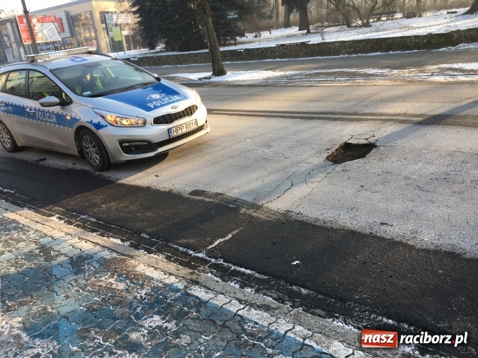 Zdjęcie w galerii na portalu naszraciborz.pl: Mr&oacute;z niszczy drogi. Na Opawskiej powstała spora wyrwa. Policja wyręczyła drogowc&oacute;w wiadomości z regionu