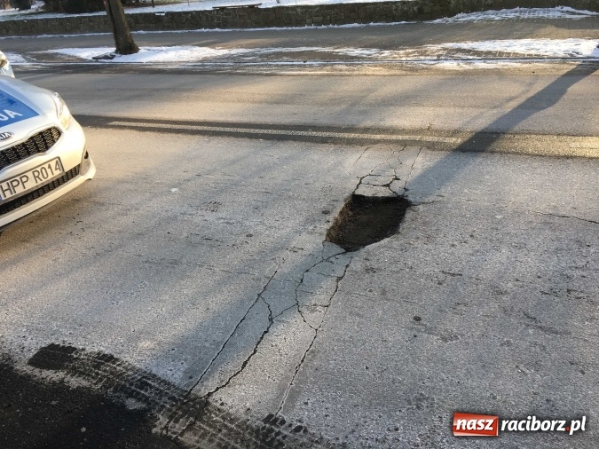 Zdjęcie w galerii na portalu naszraciborz.pl: Mr&oacute;z niszczy drogi. Na Opawskiej powstała spora wyrwa. Policja wyręczyła drogowc&oacute;w wiadomości z regionu