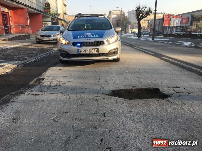 Zdjęcie w galerii na portalu naszraciborz.pl: Mr&oacute;z niszczy drogi. Na Opawskiej powstała spora wyrwa. Policja wyręczyła drogowc&oacute;w wiadomości z regionu