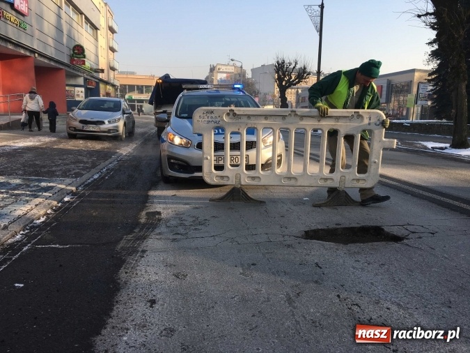 Zdjęcie w galerii na portalu naszraciborz.pl: Mr&oacute;z niszczy drogi. Na Opawskiej powstała spora wyrwa. Policja wyręczyła drogowc&oacute;w wiadomości z regionu