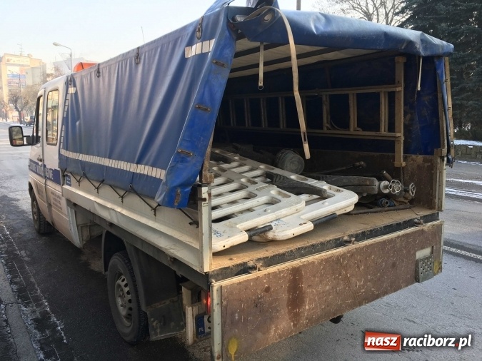 Zdjęcie w galerii na portalu naszraciborz.pl: Mr&oacute;z niszczy drogi. Na Opawskiej powstała spora wyrwa. Policja wyręczyła drogowc&oacute;w wiadomości z regionu