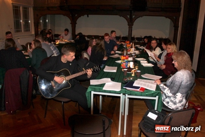 Zdjęcie w galerii na portalu naszraciborz.pl: Noworoczne spotkanie absolwentów w Gimnazjum nr 5  wiadomości z regionu