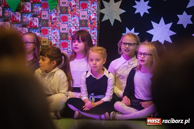Zdjęcie w galerii na portalu naszraciborz.pl: Przedstawienie Ratujmy Święta w ramach Dni Otwartych SP 13  wiadomości z regionu