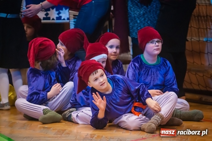 Zdjęcie w galerii na portalu naszraciborz.pl: Przedstawienie Ratujmy Święta w ramach Dni Otwartych SP 13  wiadomości z regionu