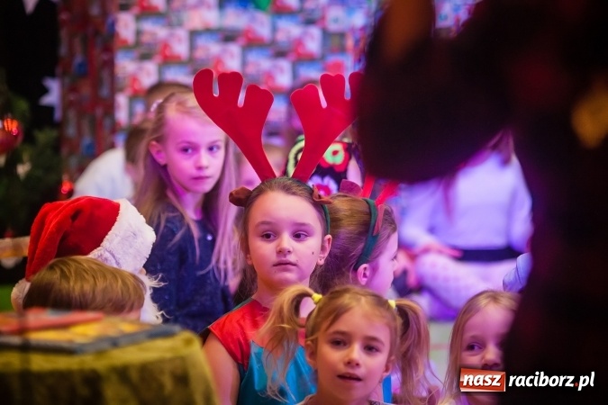 Zdjęcie w galerii na portalu naszraciborz.pl: Przedstawienie Ratujmy Święta w ramach Dni Otwartych SP 13  wiadomości z regionu
