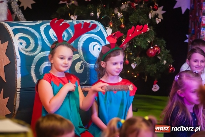 Zdjęcie w galerii na portalu naszraciborz.pl: Przedstawienie Ratujmy Święta w ramach Dni Otwartych SP 13  wiadomości z regionu