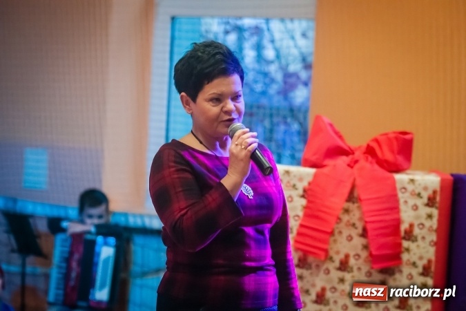 Zdjęcie w galerii na portalu naszraciborz.pl: Przedstawienie Ratujmy Święta w ramach Dni Otwartych SP 13  wiadomości z regionu
