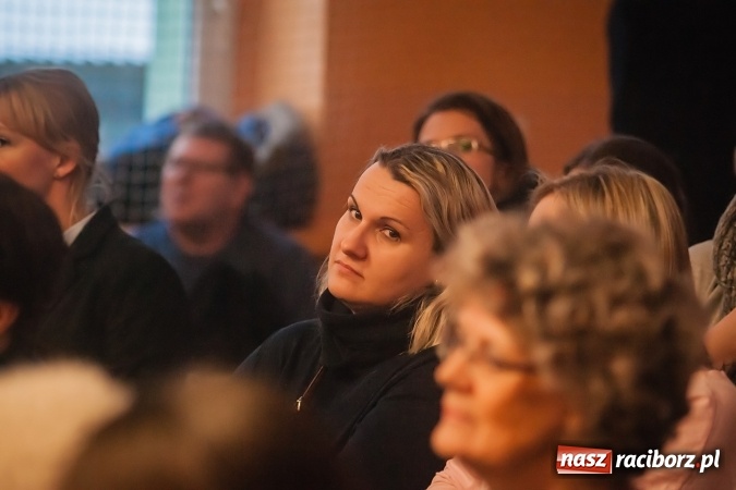 Zdjęcie w galerii na portalu naszraciborz.pl: Przedstawienie Ratujmy Święta w ramach Dni Otwartych SP 13  wiadomości z regionu