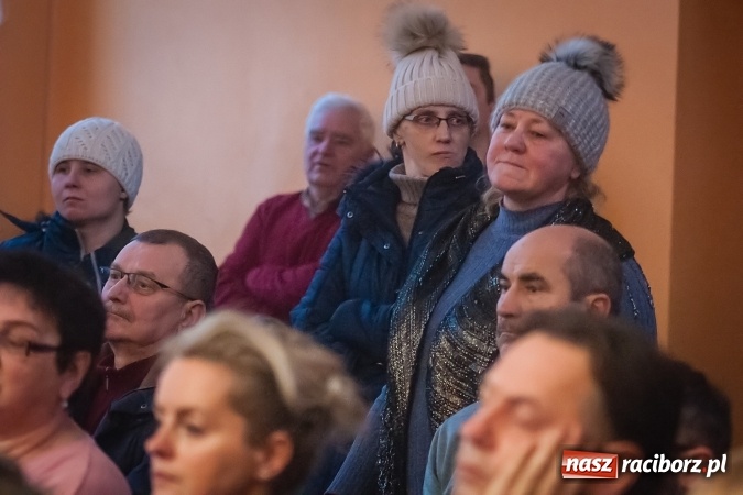 Zdjęcie w galerii na portalu naszraciborz.pl: Przedstawienie Ratujmy Święta w ramach Dni Otwartych SP 13  wiadomości z regionu