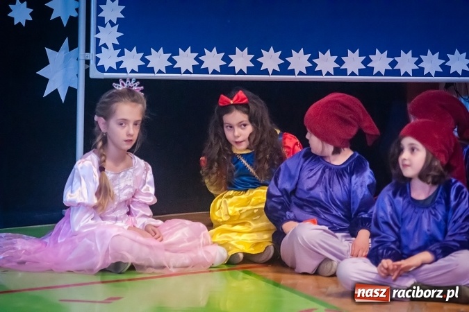 Zdjęcie w galerii na portalu naszraciborz.pl: Przedstawienie Ratujmy Święta w ramach Dni Otwartych SP 13  wiadomości z regionu