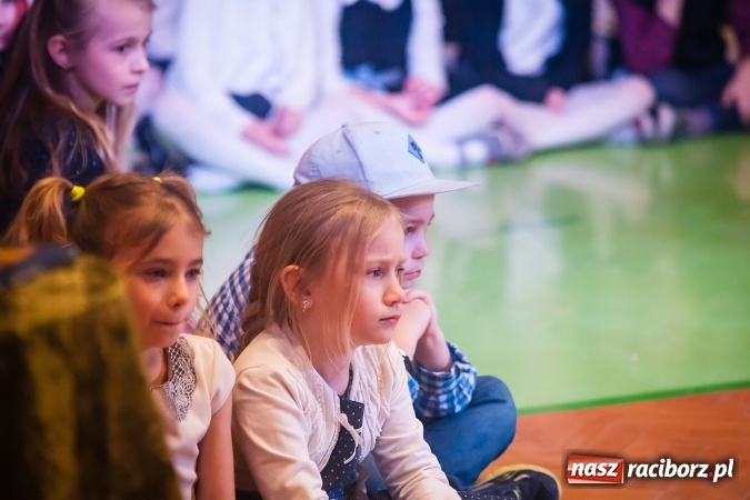 Zdjęcie w galerii na portalu naszraciborz.pl: Przedstawienie Ratujmy Święta w ramach Dni Otwartych SP 13  wiadomości z regionu