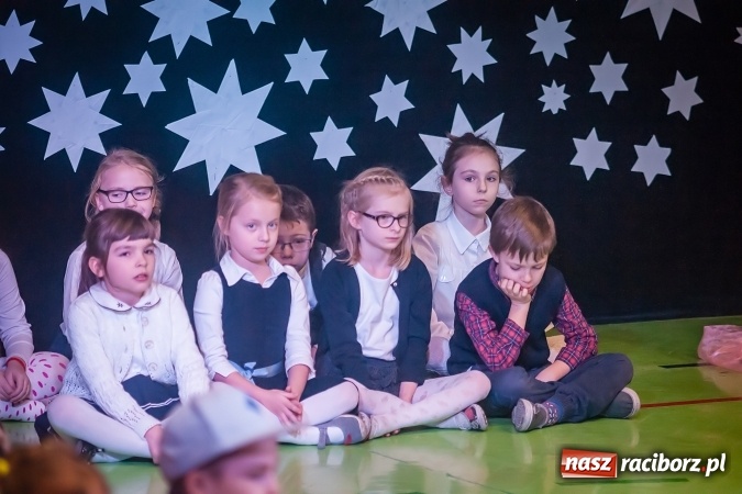Zdjęcie w galerii na portalu naszraciborz.pl: Przedstawienie Ratujmy Święta w ramach Dni Otwartych SP 13  wiadomości z regionu