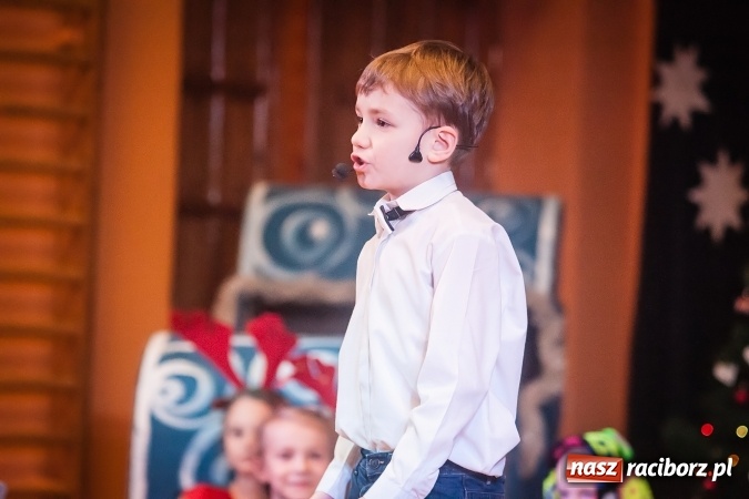 Zdjęcie w galerii na portalu naszraciborz.pl: Przedstawienie Ratujmy Święta w ramach Dni Otwartych SP 13  wiadomości z regionu