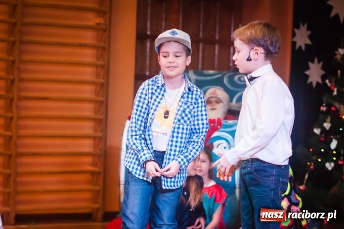Zdjęcie w galerii na portalu naszraciborz.pl: Przedstawienie Ratujmy Święta w ramach Dni Otwartych SP 13  wiadomości z regionu