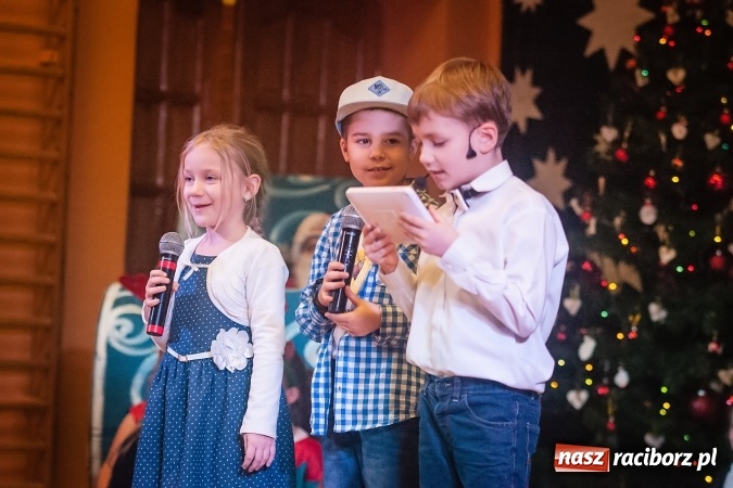 Zdjęcie w galerii na portalu naszraciborz.pl: Przedstawienie Ratujmy Święta w ramach Dni Otwartych SP 13  wiadomości z regionu