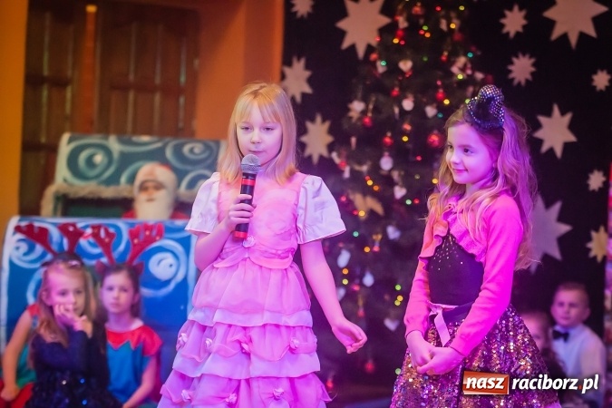 Zdjęcie w galerii na portalu naszraciborz.pl: Przedstawienie Ratujmy Święta w ramach Dni Otwartych SP 13  wiadomości z regionu