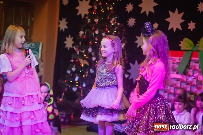 Zdjęcie w galerii na portalu naszraciborz.pl: Przedstawienie Ratujmy Święta w ramach Dni Otwartych SP 13  wiadomości z regionu
