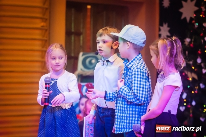 Zdjęcie w galerii na portalu naszraciborz.pl: Przedstawienie Ratujmy Święta w ramach Dni Otwartych SP 13  wiadomości z regionu