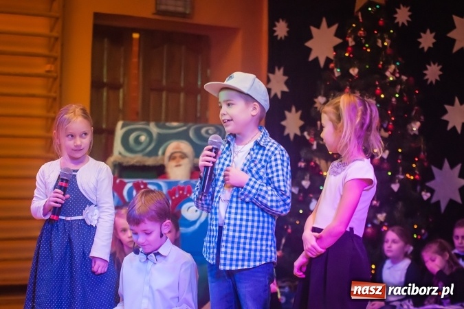 Zdjęcie w galerii na portalu naszraciborz.pl: Przedstawienie Ratujmy Święta w ramach Dni Otwartych SP 13  wiadomości z regionu