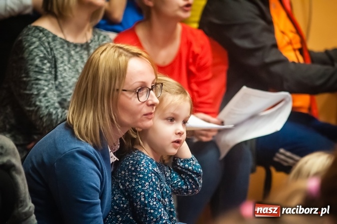 Zdjęcie w galerii na portalu naszraciborz.pl: Przedstawienie Ratujmy Święta w ramach Dni Otwartych SP 13  wiadomości z regionu