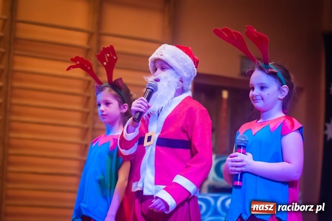Zdjęcie w galerii na portalu naszraciborz.pl: Przedstawienie Ratujmy Święta w ramach Dni Otwartych SP 13  wiadomości z regionu