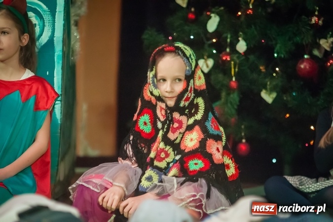 Zdjęcie w galerii na portalu naszraciborz.pl: Przedstawienie Ratujmy Święta w ramach Dni Otwartych SP 13  wiadomości z regionu