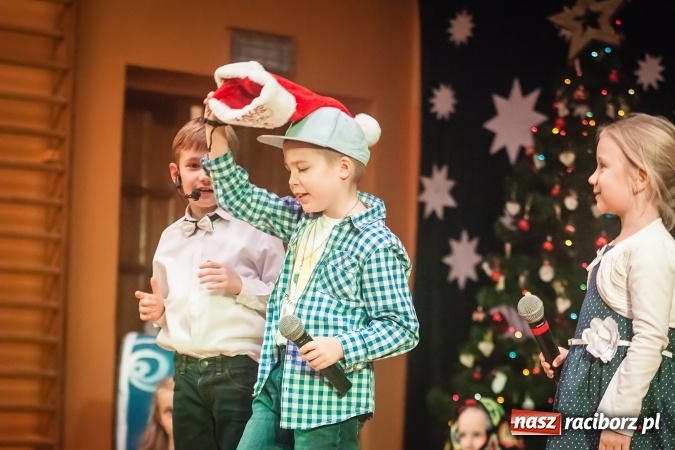 Zdjęcie w galerii na portalu naszraciborz.pl: Przedstawienie Ratujmy Święta w ramach Dni Otwartych SP 13  wiadomości z regionu