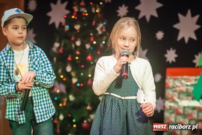 Zdjęcie w galerii na portalu naszraciborz.pl: Przedstawienie Ratujmy Święta w ramach Dni Otwartych SP 13  wiadomości z regionu