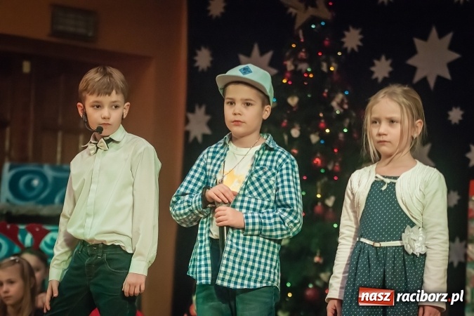 Zdjęcie w galerii na portalu naszraciborz.pl: Przedstawienie Ratujmy Święta w ramach Dni Otwartych SP 13  wiadomości z regionu