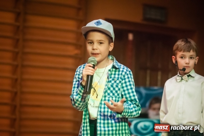 Zdjęcie w galerii na portalu naszraciborz.pl: Przedstawienie Ratujmy Święta w ramach Dni Otwartych SP 13  wiadomości z regionu