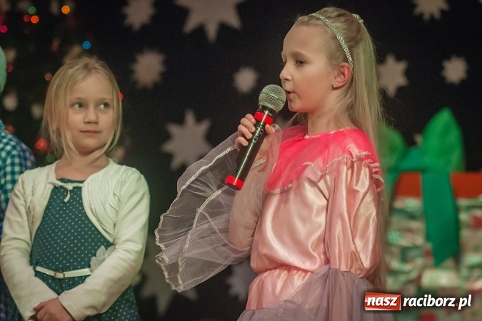 Zdjęcie w galerii na portalu naszraciborz.pl: Przedstawienie Ratujmy Święta w ramach Dni Otwartych SP 13  wiadomości z regionu