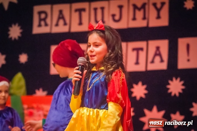 Zdjęcie w galerii na portalu naszraciborz.pl: Przedstawienie Ratujmy Święta w ramach Dni Otwartych SP 13  wiadomości z regionu
